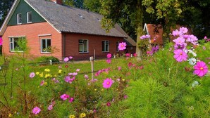 Unclassified image, 2 of 18, button - Atmospheric Spacious Holiday Home With gas Fire and Large Garden in Green Nature (Geesteren)