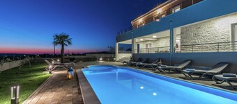 Villa With Private Heated Pool