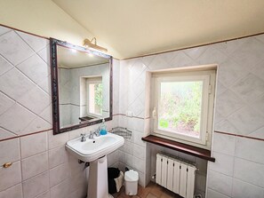 1 bedroom, bed sheets - Farmhouse in Giano Dell'umbria with Hot Tub, Swimming Pool (Giano dell'Umbria)