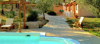 吉亞諾德倫布里亞農舍帶熱水浴缸和游泳池