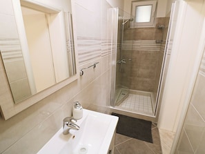 Villa | Bathroom | Shower, towels - Attractive Villa with Pool in Peracko Blato near Lake (Ploce)