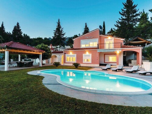Attractive Villa with Pool in Peracko Blato near Lake
