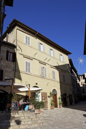 المنشأة من الخارج