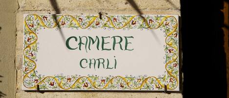 A sign with the text "CAMERE CARLI" on a wall.