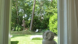 3 bedrooms, individually furnished - Detached Villa with Enclosed Wooded Garden with Lawn, Hot Tub, Infrared Sauna (Holten)