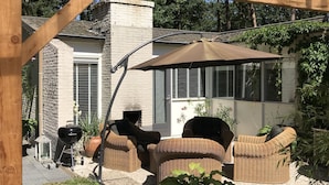 Outdoor dining - Detached Villa with Enclosed Wooded Garden with Lawn, Hot Tub, Infrared Sauna (Holten)