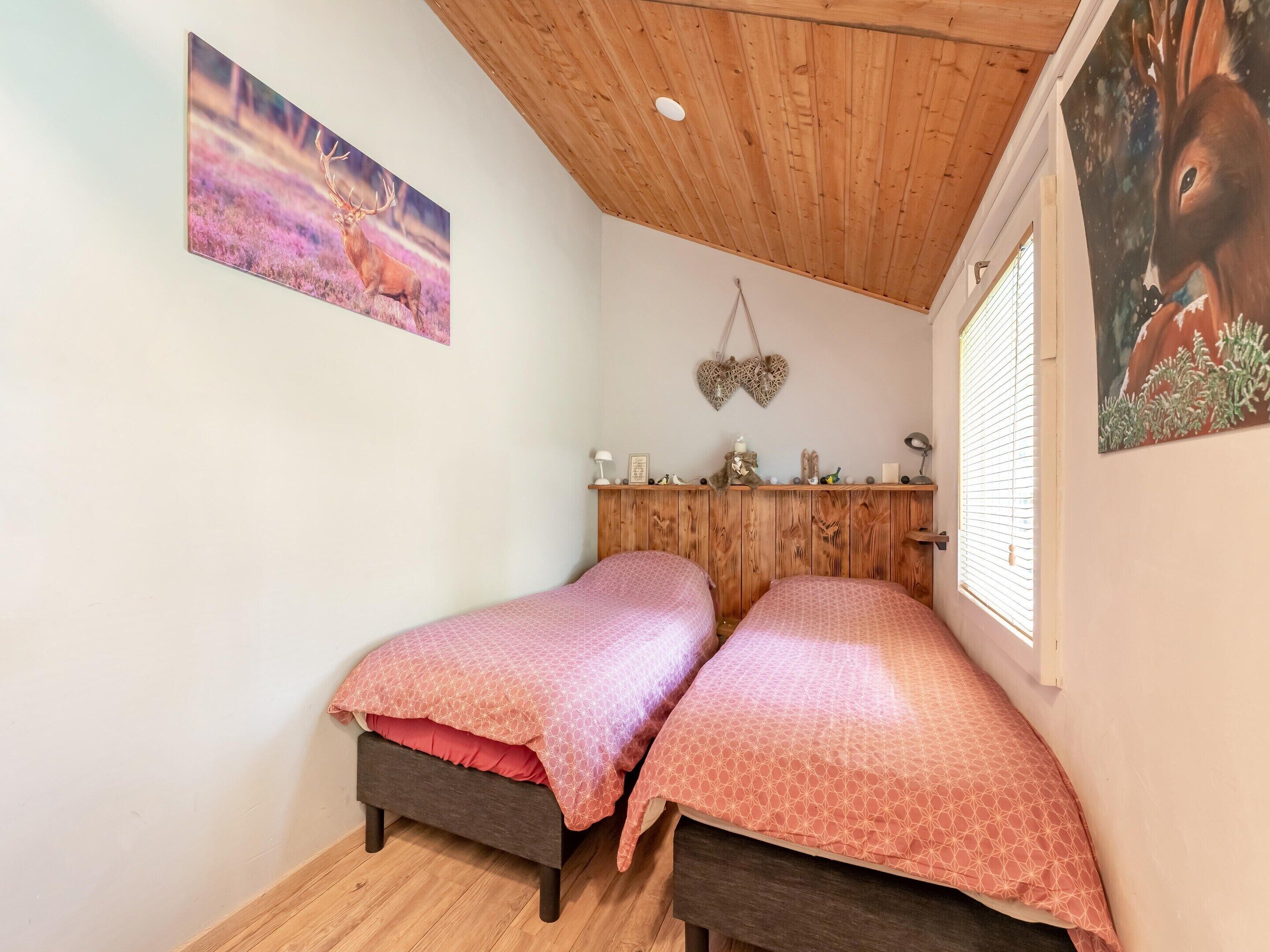 2 habitaciones, muebles diferentes y tabla de planchar con plancha 