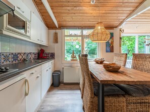 Hus | Eget kök | Mikrovågsugn, spish äll, brödrost och barnstol