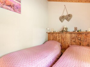House | 2 bedrooms, individually furnished, iron/ironing board, bed sheets