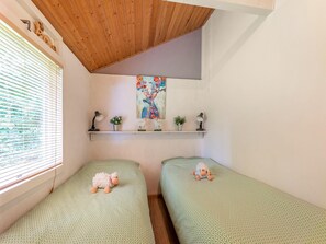 2 عدّة غرف نوم وطراز فريد لكل وحدة ومكواة/لوح كي وملاءات أسرّة