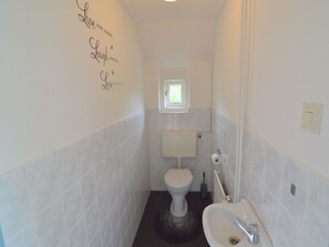 Shower, towels - Modern Holiday Home With Jacuzzi Near Forest in Wierden (Wierden)