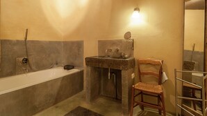 Huis | Badkamer | Een bad, handdoeken