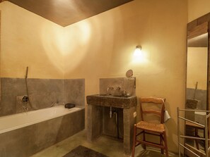 House | Bathroom | Bathtub, towels