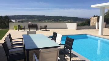 Una piscina al aire libre, una piscina climatizada
