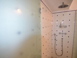 House | Bilik Mandi