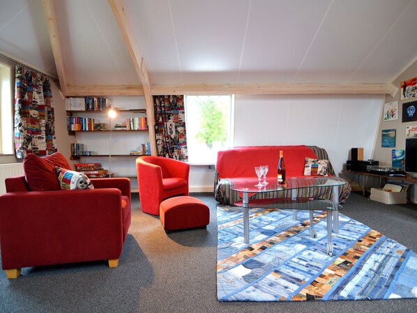 Living room - Home With Vinyls, Bikes and Waterways (Easterlittens)