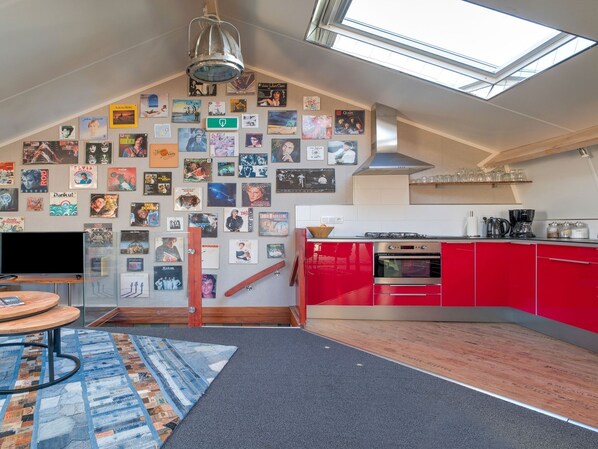 Electric kettle - Home With Vinyls, Bikes and Waterways (Easterlittens)