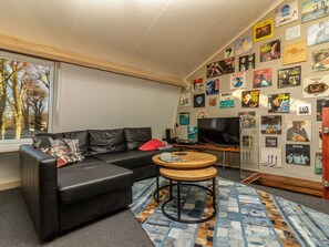 Living room - Home With Vinyls, Bikes and Waterways (Easterlittens)