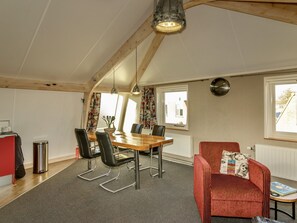 Living room - Home With Vinyls, Bikes and Waterways (Easterlittens)