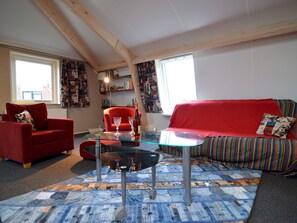 Living room - Home With Vinyls, Bikes and Waterways (Easterlittens)