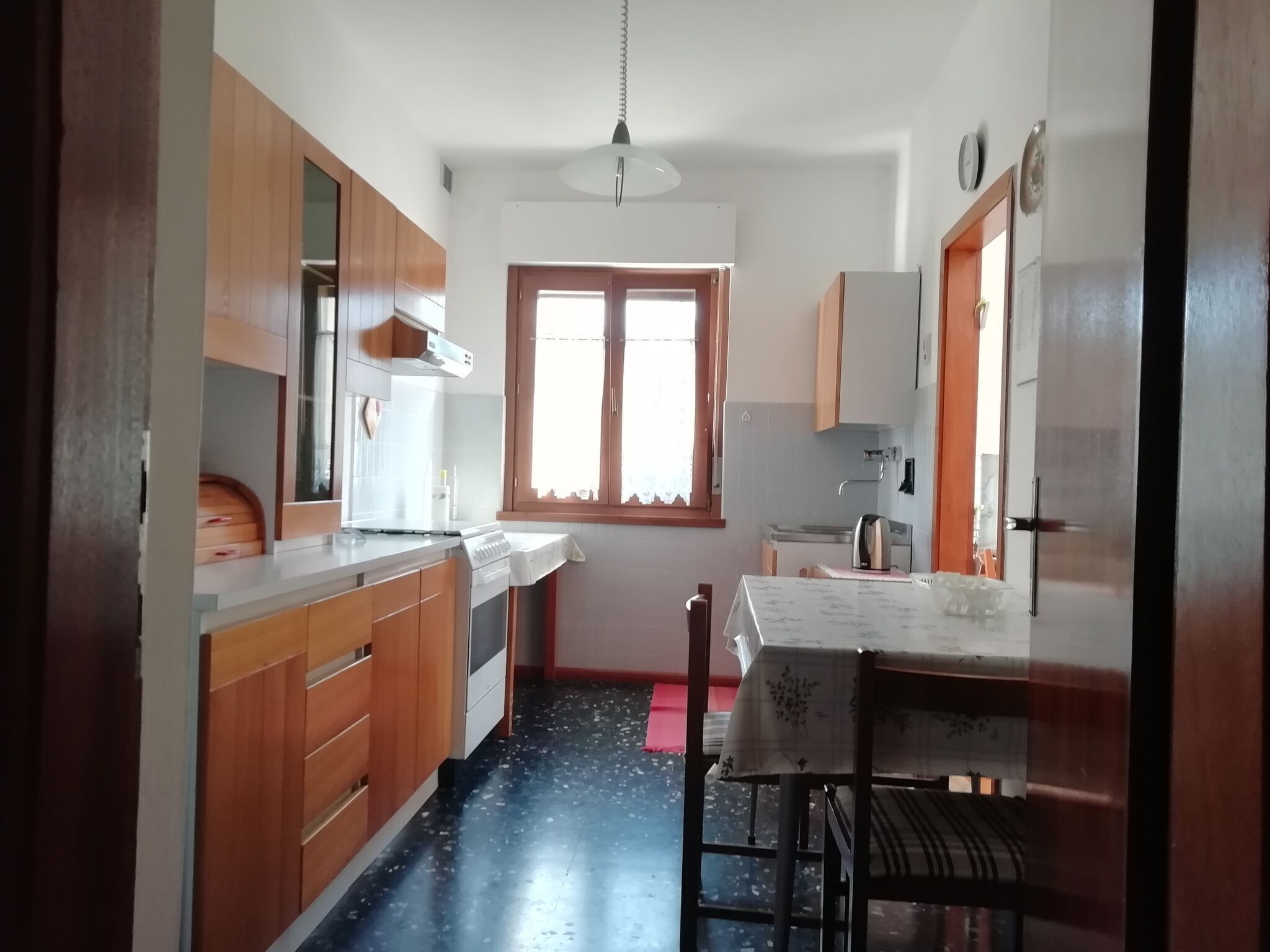 3 camere, con arredamento individuale, lenzuola