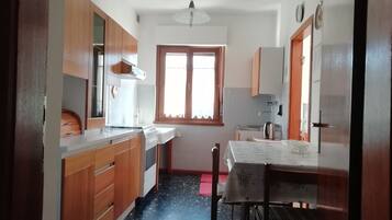 3 camere, con arredamento individuale, lenzuola