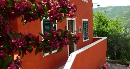 Villa in the Tuscan Hills: Relax in a Magnificent Landscape