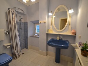Villa | Badezimmer | Badewanne, Handtücher