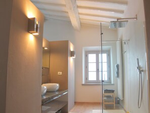 Villa | Badezimmer | Dusche, Handtücher