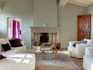 Villa | Wohnzimmer | Kamin