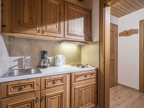 Kühlschrank, Wasserkocher, Toaster, Hochstuhl