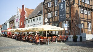 Ein traditionelles europäisches Gebäude mit einem Schild, das eine Brauerei kennzeichnet.