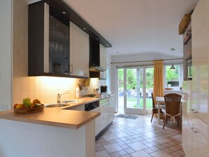 Microwave, high chair - Holiday Home Voorthuizen Near De Veluwe (Voorthuizen)