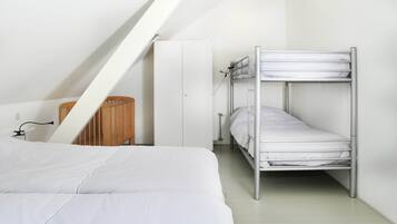 House | 4 bedrooms, individually furnished, iron/ironing board, bed sheets