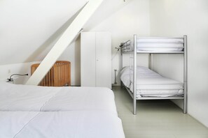 4 bedrooms, individually furnished, iron/ironing board, bed sheets - Holiday Home in Olst-wijhe With Sauna (Olst)