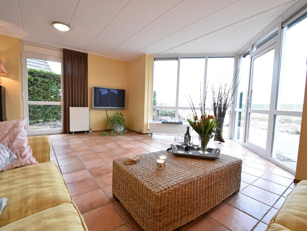 Living room - Holiday Home in Ooltgensplaat by Lake (Ooltgensplaat)