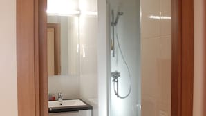 Chalet | Badkamer | Een bad/douchecombinatie