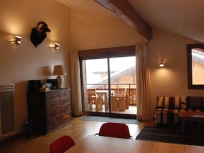 MP3 dock - Spacious, Modern Apartment With Sunny Balcony in the Heart of les Portes du Soleil (La Chapelle-d'Abondance)
