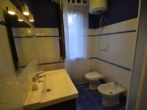 House | Bathroom | Shower, towels