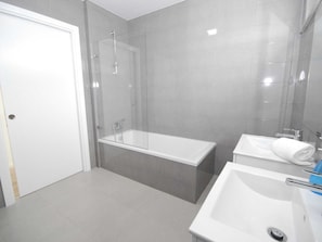 Bathroom | Combined shower/tub, towels