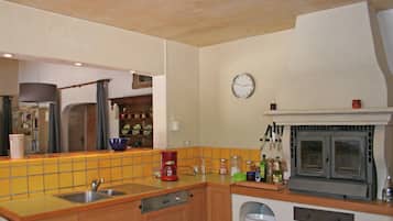 House | Private kitchen | Fridge, microwave, coffee/tea maker, highchair