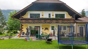 A house with a balcony, a trampoline, and a garden. - Apartment Salzburg Near Speiereck Lift (Sankt Michael im Lungau)