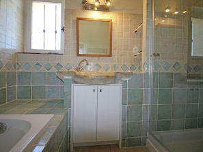Villa | Bathroom | Bathtub - Posh Villa in Apt With Garden and Mountain Views (Apt)