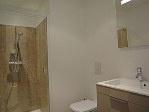 Villa | Bathroom | Bathtub, towels - Magnificent Villa With Heated Private Pool in Grounds Walking Distance From Village (Malaucene)
