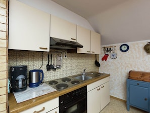 Apartment | Private kitchen | Oven, coffee/tea maker
