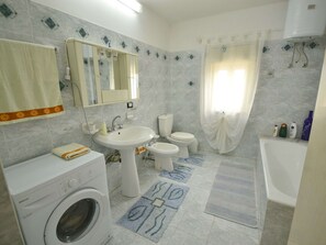 House | Bathroom - Belvilla by OYO Villa Russo (Lentini)