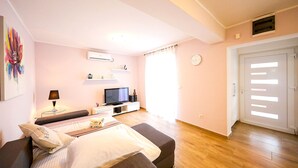 2 Schlafzimmer, Babybetten, individuell eingerichtet, Bettwäsche