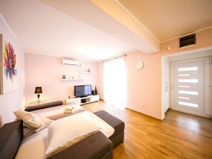 2 Schlafzimmer, Babybetten, individuell eingerichtet, Bettwäsche