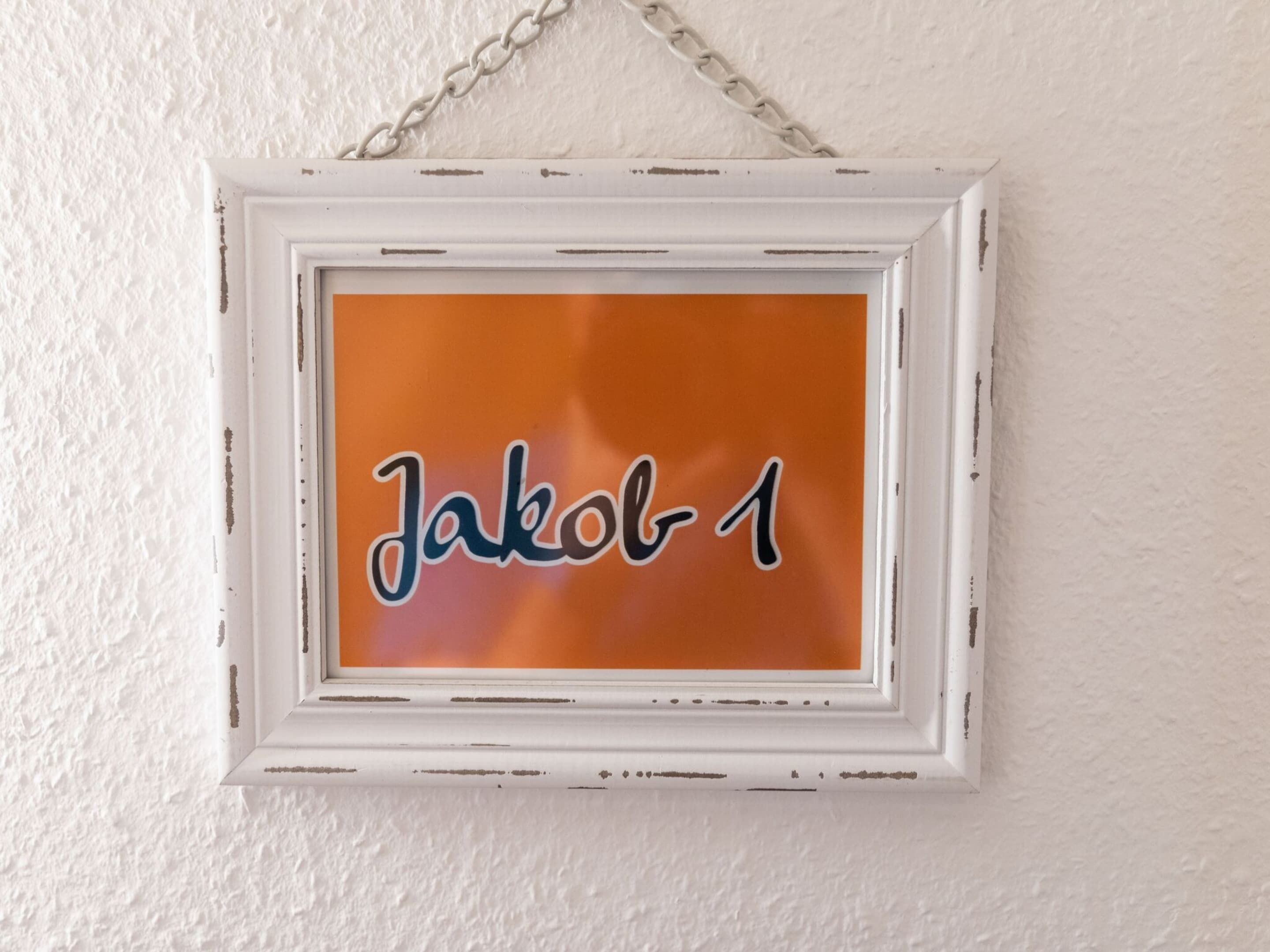 Un panneau à bordure blanche portant le nom « Jakob 1 » sur un fond orange.