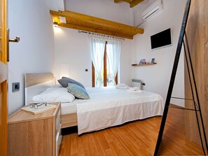 House | 3 bedrooms, individually furnished, iron/ironing board